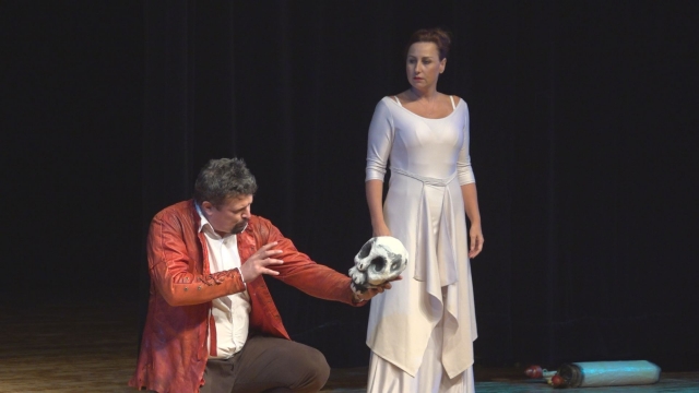 Svojskou verziou Hamleta rozosmialo Túlavé divadlo divákov v Senici