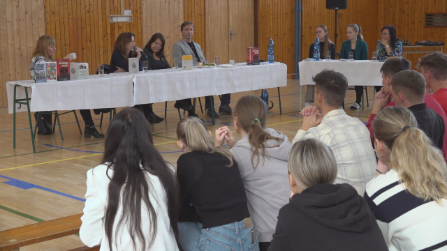 Traja slovenskí spisovatelia diskutovali so študentmi senického gymnázia