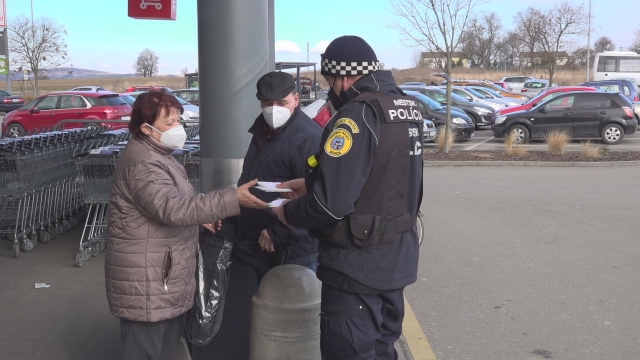 Mestská polícia v Senici rozdávala respirátory