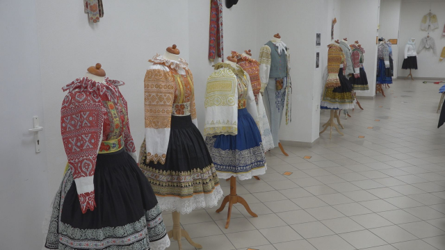 Výstava  tradičného odevu obce Krakovany 