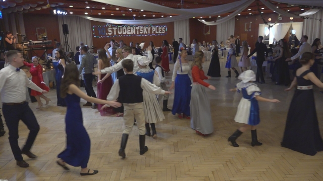Študenti sa zabávali na jubilejnom 10. ročníku Študentského plesu