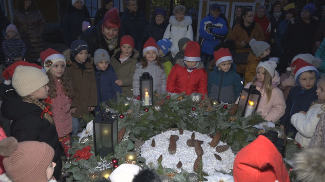 II. adventnú sviecu po programe zapálili deti z MŠ SNP