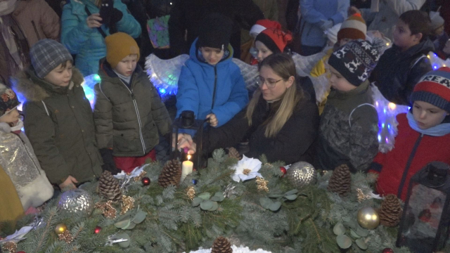 Prvú adventnú sviecu zapálili deti z MŠ Hoštáky